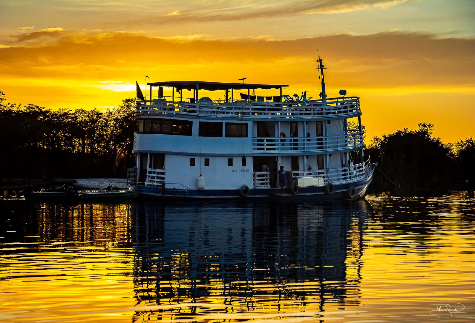 River Explorer 5-day Amazon river tour from Manaus — pink dolphins, Rio Negro and Solimões